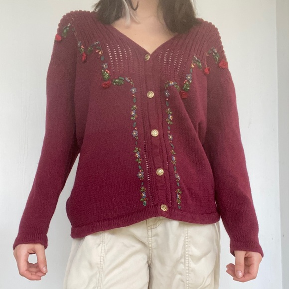 Beautiful maroon knit sweater with gold buttons - Picture 5 of 5